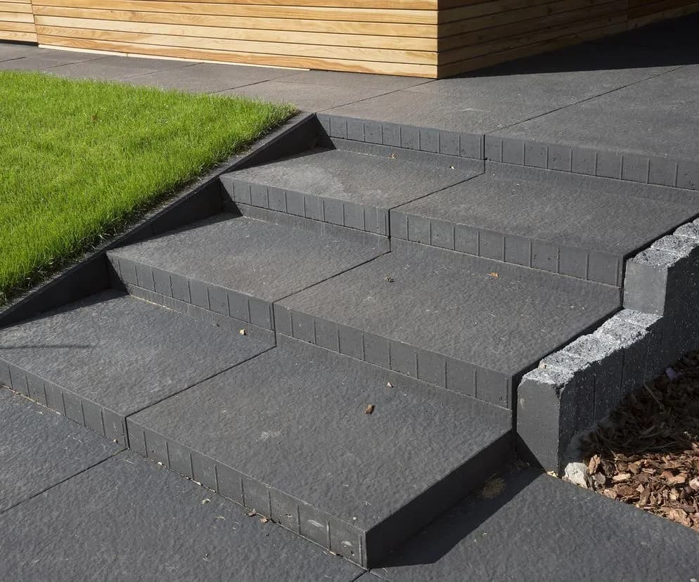 Z czego zrobić schody wejściowe? Najlepsze materiały i porady