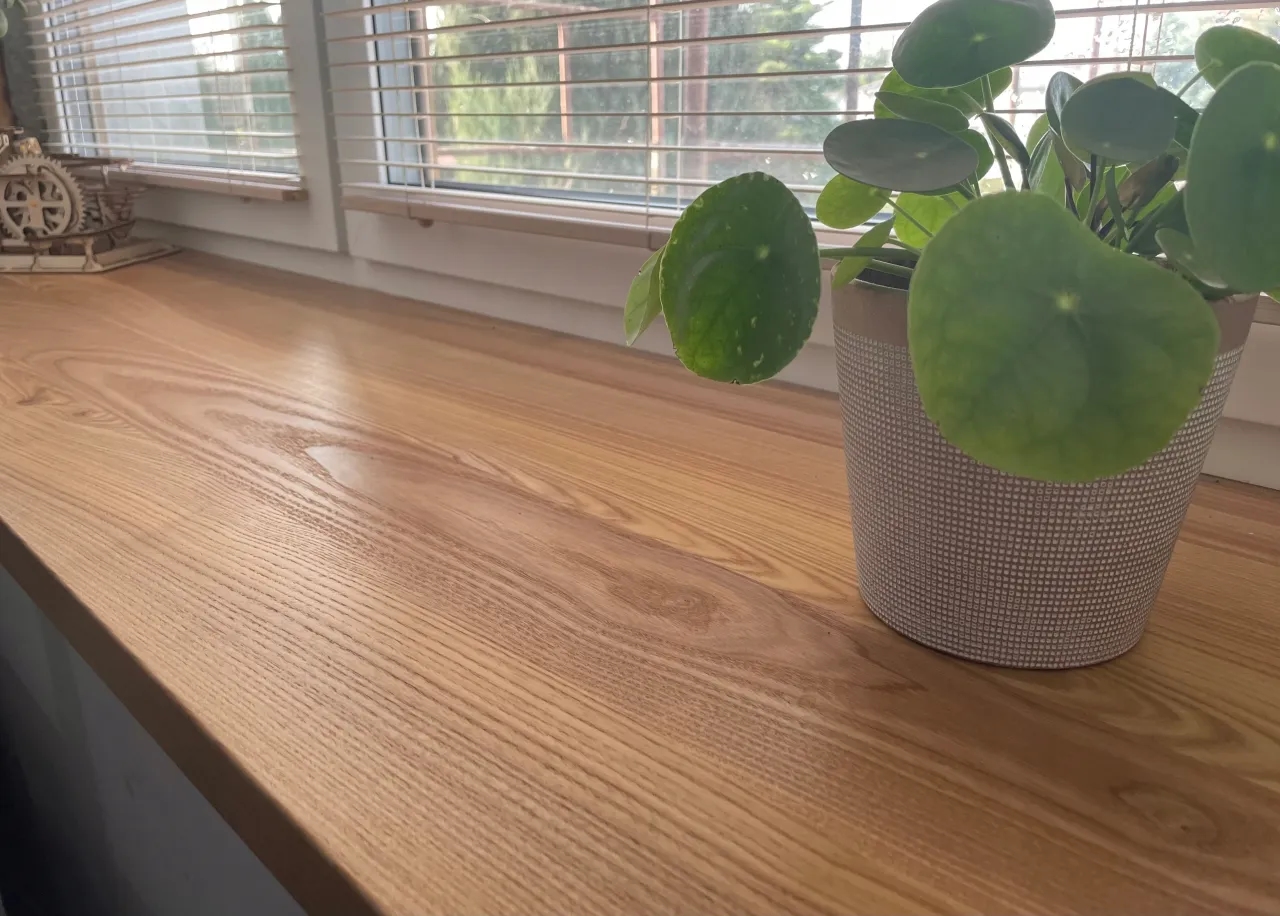 Parapet drewniany olejowany czy lakierowany – co wybrać, by nie żałować?