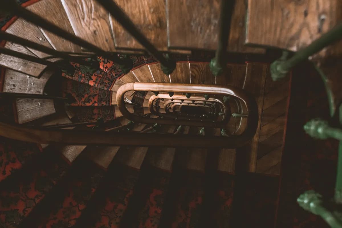 Czym malować drewniane schody, aby uniknąć kosztownych błędów?