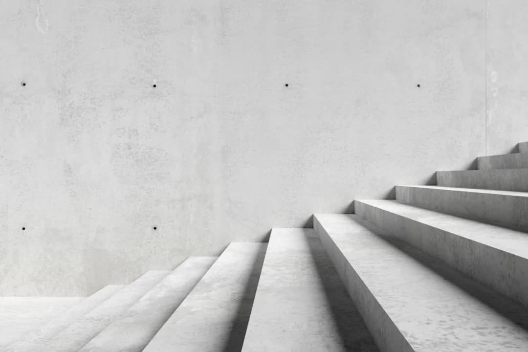 Czym obłożyć schody w domu? Odkryj najlepsze materiały i porady