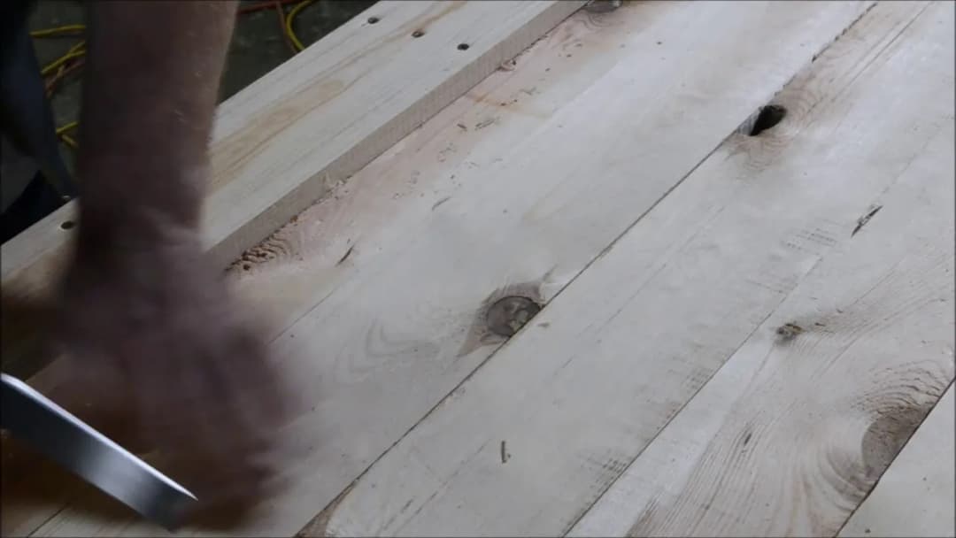 Jak zrobić drzwi z desek – proste kroki, które zaoszczędzą czas i pieniądze