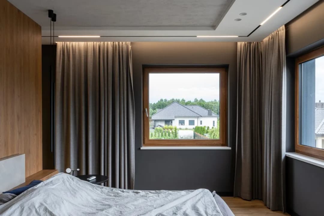 Jakie zasłony do szarych ścian i brązowych mebli, by uniknąć błędów w dekoracji?