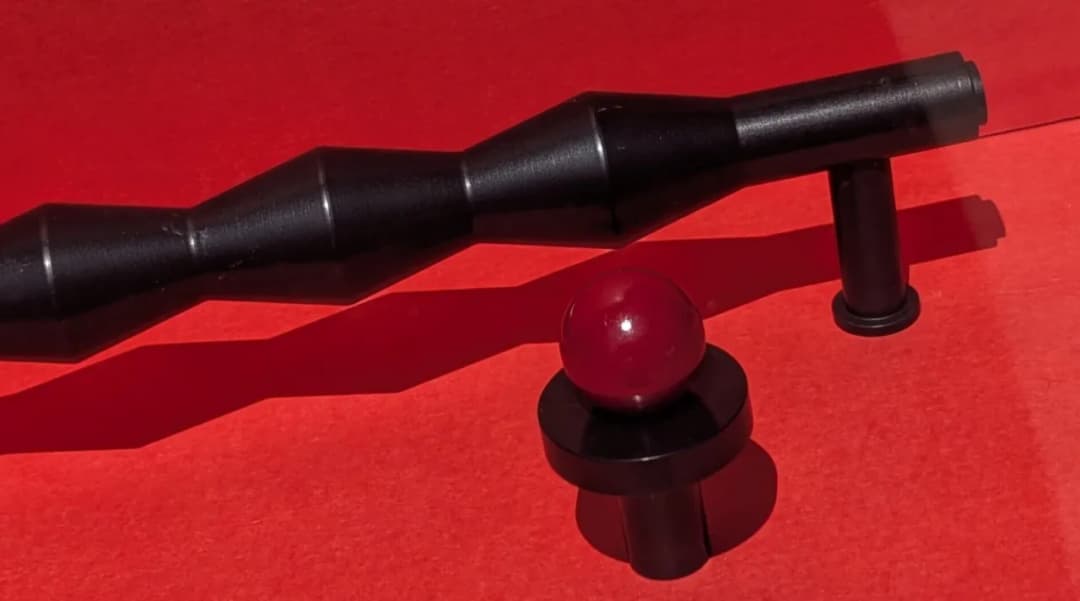 Czym pomalować metalowe uchwyty do mebli, aby uniknąć odprysków?