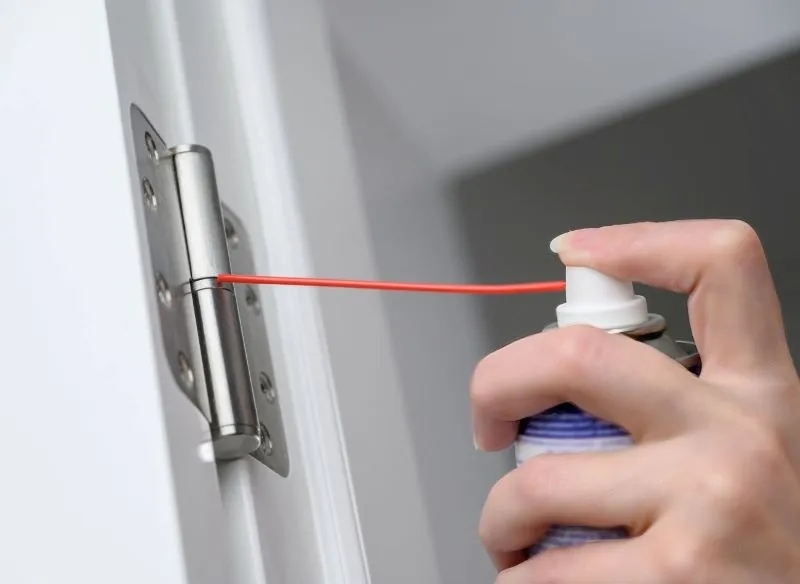 Czym smarować zawiasy w drzwiach, aby uniknąć skrzypienia?
