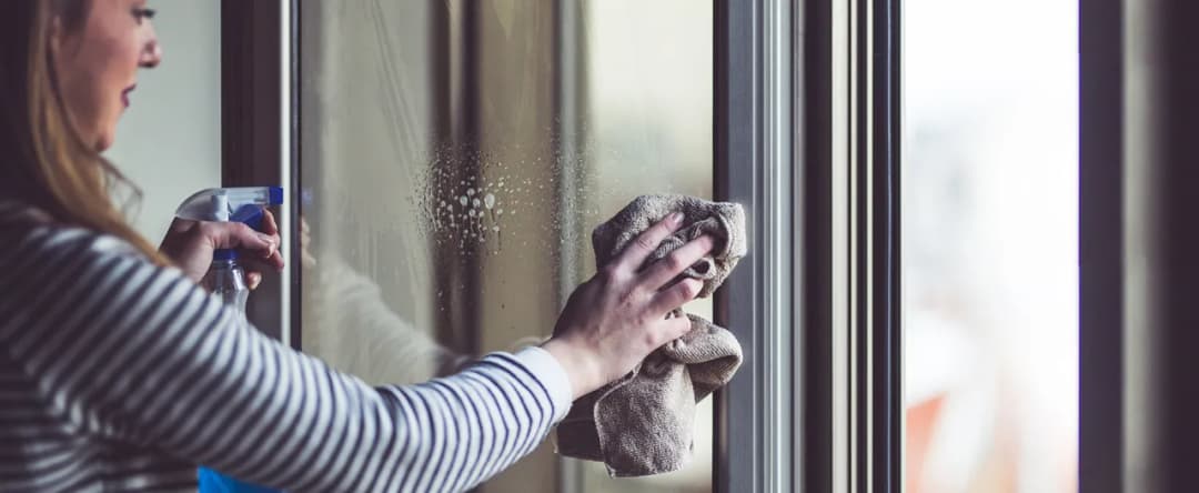 Skuteczne sposoby na mycie okien plastikowych futryn bez zarysowań